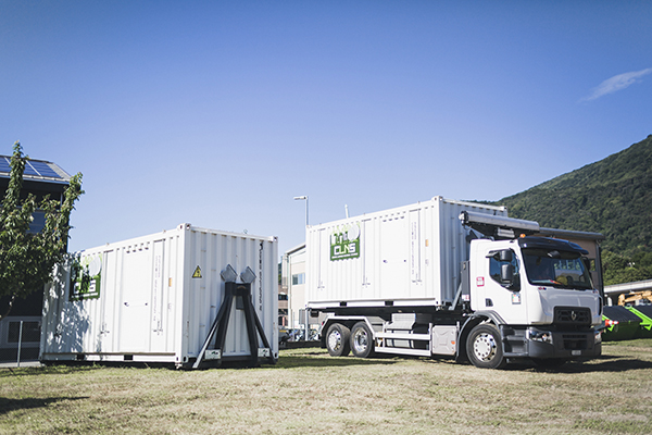 Camion bianco CLNS fermo con container