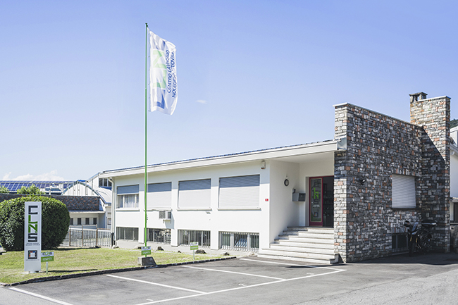 Sede CLNS, bandiera con logo e porta entrata